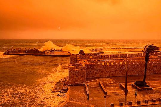 Il porto di Ierapetra durante una tempesta di sabbia sull'isola greca di Creta (Afp)