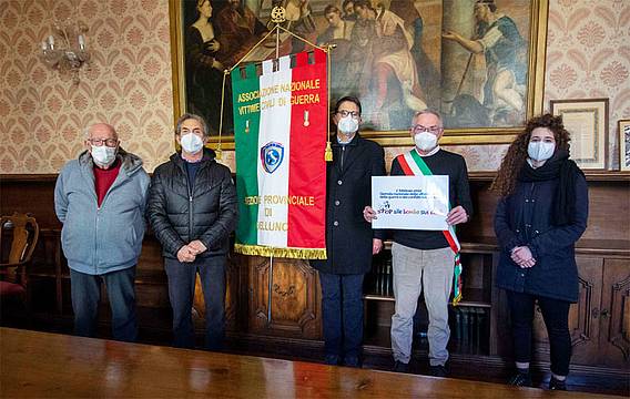 La delegazione della sezione dell’Associazione Vittime Civili di Guerra La delegazione della sezione dell’Associazione Vittime Civili di Guerra