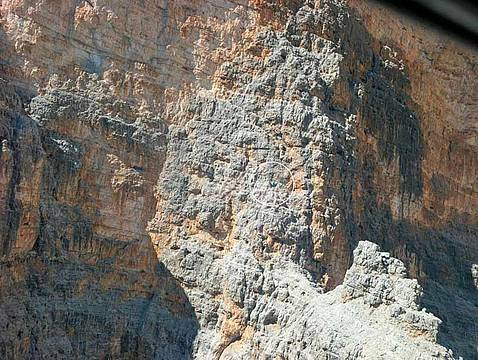 sulle Marmarole, il sentiero del Pastore che taglia il Ciastelin sopra il Rifugio Baion sulle Marmarole, il sentiero del Pastore che taglia il Ciastelin sopra il Rifugio Baion