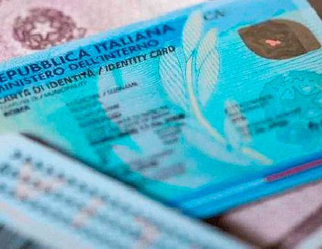 Carta d'identità "a vita" per gli over 70, la norma è ufficiale - come funziona e chi ne ha diritto