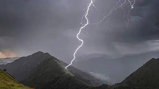 Un fulmine in montagna Un fulmine in montagna
