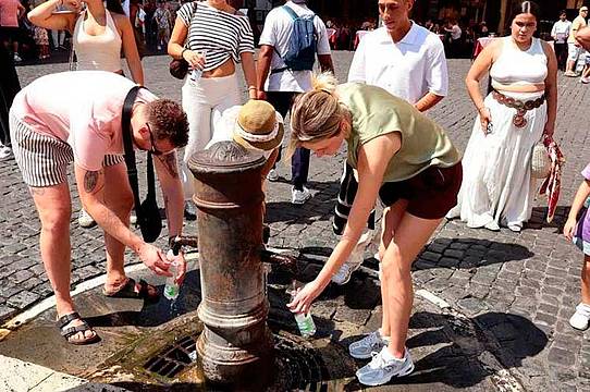 Roma, turisti alle prese con il caldo - Ipa Roma, turisti alle prese con il caldo - Ipa