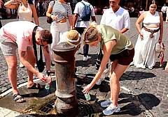 Roma, turisti alle prese con il caldo - Ipa Roma, turisti alle prese con il caldo - Ipa