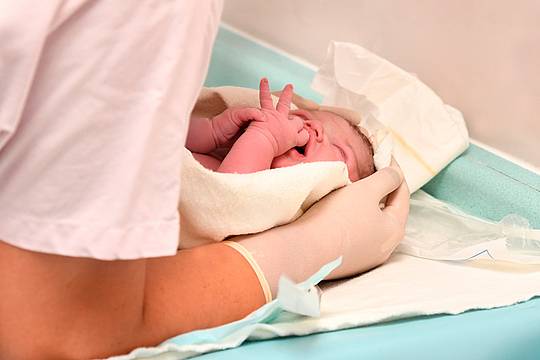 bambina_ospedale_infermiera_canva