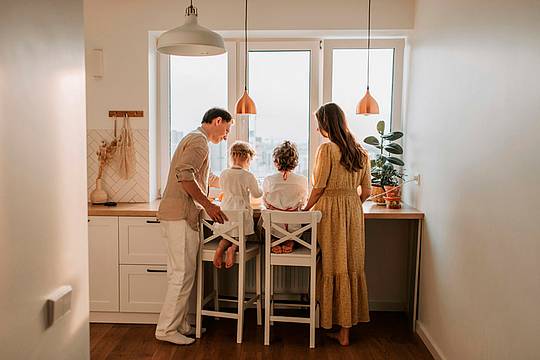 famiglia_con_due_figli_canva