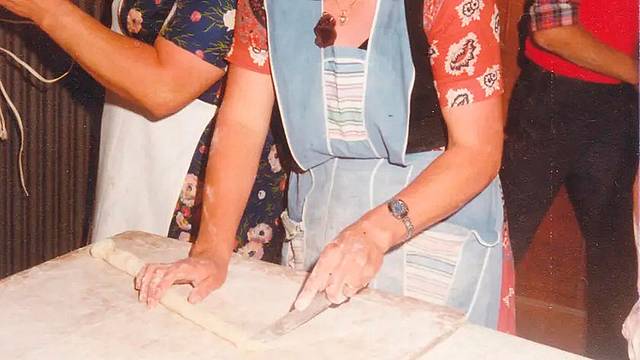 La produzioni di gnocchi in una foto dell'epoca La produzioni di gnocchi in una foto dell'epoca