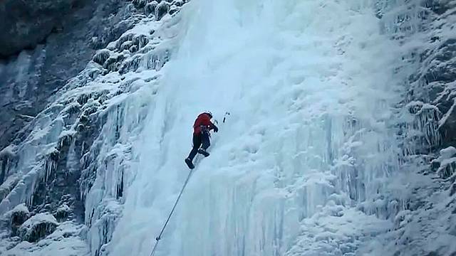 Un alpinista mentre arrampica sul ghiaccio