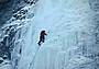Un alpinista mentre arrampica sul ghiaccio