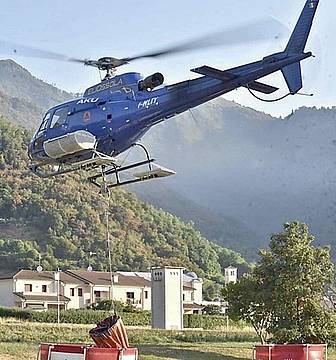 Un elicottero che raccoglie acqua da una cisterna a Miane