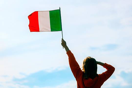Perché l’italiano attrae - ragazza_bandiera_italia_canva