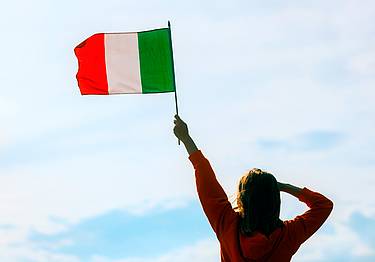 Perché l’italiano attrae - ragazza_bandiera_italia_canva