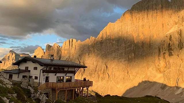 Il rifugio Tissi di fronte alla parete nord-ovest del Civetta