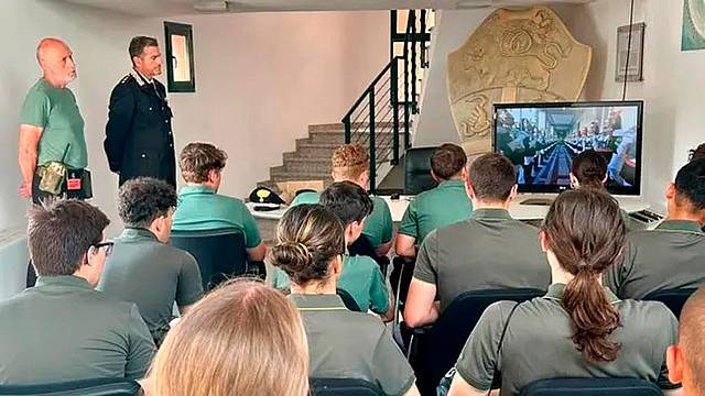 L'incontro degli allievi del campo scuola Ana di protezione civile con il capitano dei carabinieri Andrea Caminiti L'incontro degli allievi del campo scuola Ana di protezione civile con il capitano dei carabinieri Andrea Caminiti