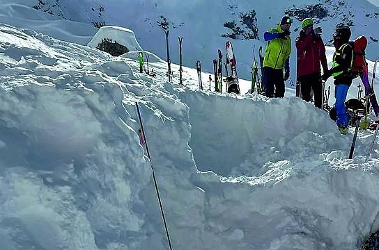 Immagine dei soccorsi dopo la valanga sotto Forcella Giau - allarme di uno sciatore rimasto fuori dall'area del distacco Immagine dei soccorsi dopo la valanga sotto Forcella Giau - allarme di uno sciatore rimasto fuori dall'area del distacco