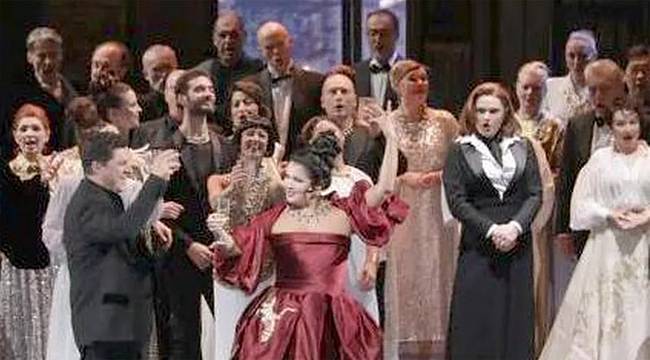 Chiara Isotton, in nero, sulla destra, mentre canta alla prima della Scala Chiara Isotton, in nero, sulla destra, mentre canta alla prima della Scala