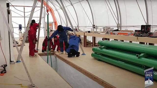 Il lavoro di estrazione delle carote di ghiaccio e sotto la vita fuori e dentro il campo base - crediti Sousa Intjean Pnra Ipev
