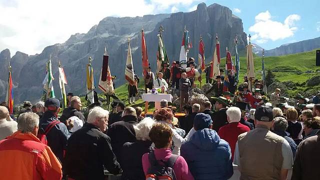 Un-raduno-dei-Ladini-del-Sella