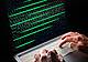 Un hacker impegnato in un attacco informatico