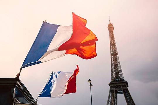 francia_bandiera_torre_eiffel_canva