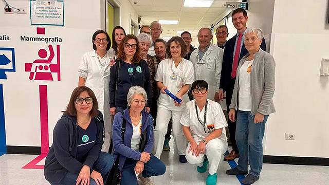 La consegna alla Radiologia dell'ospedale di Feltre del nuovo apparecchio per la diagnosi e la cura delle lesioni al seno La consegna alla Radiologia dell'ospedale di Feltre del nuovo apparecchio per la diagnosi e la cura delle lesioni al seno