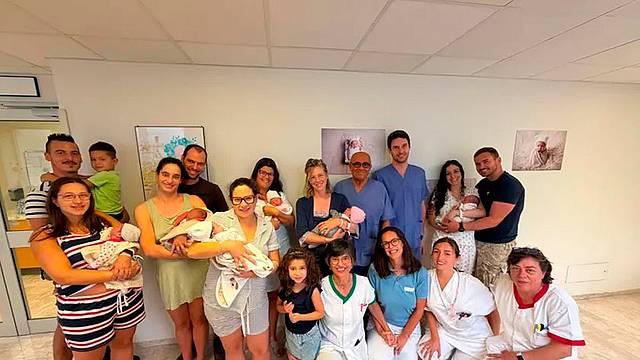 Foto di gruppo con i sei bebè nati al Santa Maria del Prato di Feltre