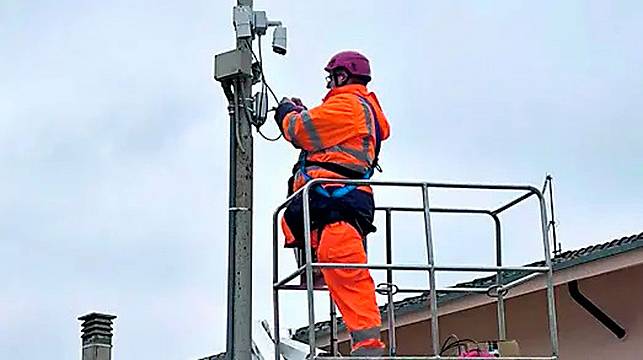 L’installazione di una delle nuove telecamere a Setteville