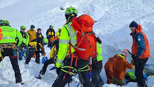 Le operazioni di salvataggio degli scialpinisti travolti dalla valanga - foto Soccorso alpino