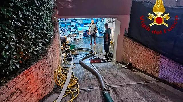 Maltempo a Vittorio Veneto, esonda il Meschio -  interventi dei Vigili del Fuoco