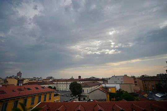 milano_si_e_risvegliata_sotto_una_breve_ma_fresca_pioggia_che_ha_rinfrescato_la_citta_per_lasciare_subito_spazio_al_sole