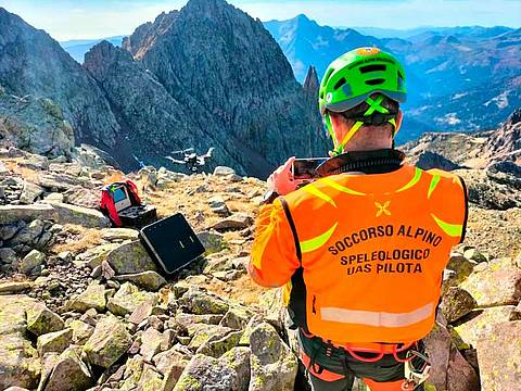 Un pilota di drone del Soccorso alpino Un pilota di drone del Soccorso alpino