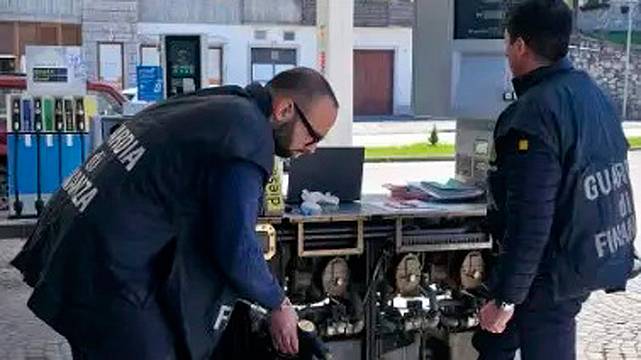 la Finanza di Belluno multa tre gestori di distributori di benzina