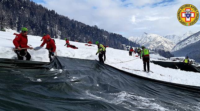 Continua lo sgombero neve sui tetti del Comelico 3 Continua lo sgombero neve sui tetti del Comelico 3