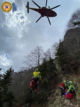 alpinista precipitato dalle Placche al sole, sulla Torre dell'Emmele, gruppo del Sengio Alto alpinista precipitato dalle Placche al sole, sulla Torre dell'Emmele, gruppo del Sengio Alto