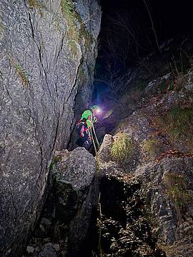Recuperati escursionisti bloccati sopra un salto di roccia Recuperati escursionisti bloccati sopra un salto di roccia