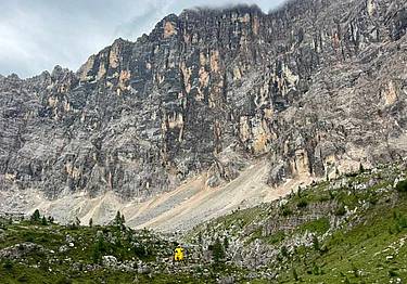 in Val Civetta, sul sentiero tra il Col Negro e il Rifugio Tissi in Val Civetta, sul sentiero tra il Col Negro e il Rifugio Tissi