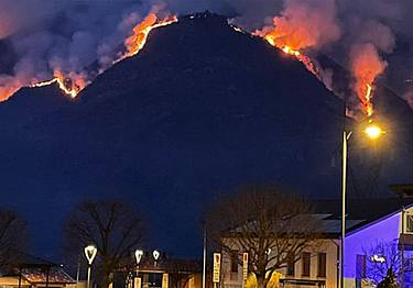 Fortogna (Longarone) - il fronte delle fiamme è sempre più vasto
