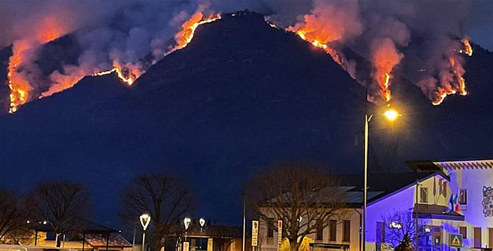 Fortogna (Longarone) - il fronte delle fiamme è sempre più vasto