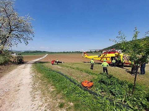 Cade in bici su una sterrata e si frattura una gamba
