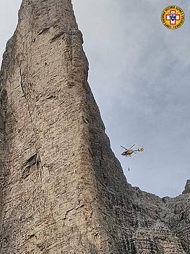 lungo la via dello Spigolo Giallo alla Cima Piccola lungo la via dello Spigolo Giallo alla Cima Piccola