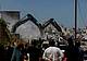 Bulldozer israeliani, scortati da soldati israeliani, demoliscono la casa e i negozi appartenenti alla famiglia palestinese al-Atrash