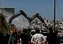Bulldozer israeliani, scortati da soldati israeliani, demoliscono la casa e i negozi appartenenti alla famiglia palestinese al-Atrash Bulldozer israeliani, scortati da soldati israeliani, demoliscono la casa e i negozi appartenenti alla famiglia palestinese al-Atrash