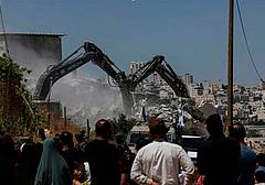 Bulldozer israeliani, scortati da soldati israeliani, demoliscono la casa e i negozi appartenenti alla famiglia palestinese al-Atrash Bulldozer israeliani, scortati da soldati israeliani, demoliscono la casa e i negozi appartenenti alla famiglia palestinese al-Atrash