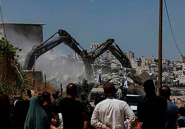 Bulldozer israeliani, scortati da soldati israeliani, demoliscono la casa e i negozi appartenenti alla famiglia palestinese al-Atrash