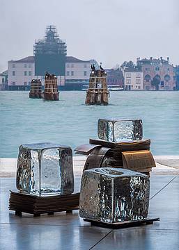 Lorna Simpson, Tried by Fire (detail), 2017. Courtesy of the artist and Hauser & Wirth. Installation views, Lorna Simpson. Third Person, 2026, Punta della Dogana, Venezia. Ph. James Wang © Palazzo Grassi, Pinault Collection Lorna Simpson, Tried by Fire (detail), 2017. Courtesy of the artist and Hauser & Wirth. Installation views, Lorna Simpson. Third Person, 2026, Punta della Dogana, Venezia. Ph. James Wang © Palazzo Grassi, Pinault Collection