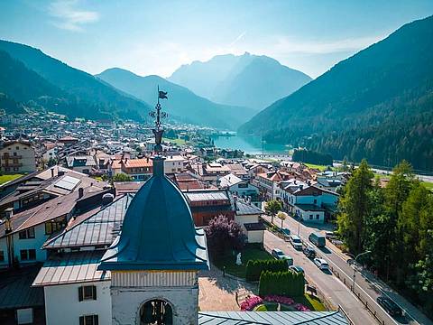 Auronzo-di-Cadore-centro-storico-e-lago-Santa-Caterina-sullo-sfondo Auronzo-di-Cadore-centro-storico-e-lago-Santa-Caterina-sullo-sfondo