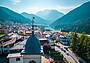 Auronzo-di-Cadore-centro-storico-e-lago-Santa-Caterina-sullo-sfondo