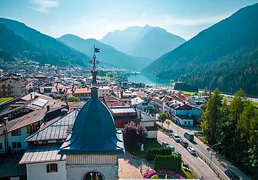 Auronzo-di-Cadore-centro-storico-e-lago-Santa-Caterina-sullo-sfondo