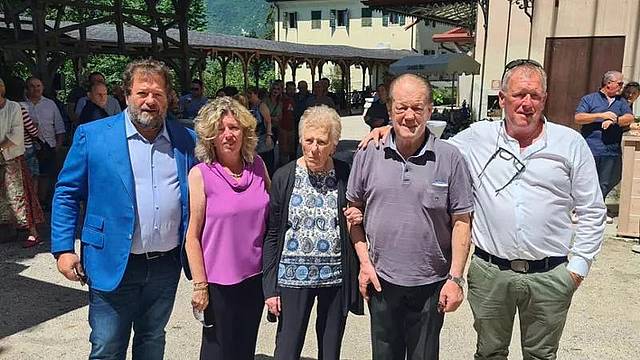 Foto di famiglia con il patron Gianfranco Reolon alla festa di Seribell e Serigroup alla Vena d'Oro di Ponte nelle Alpi