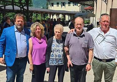 Foto di famiglia con il patron Gianfranco Reolon alla festa di Seribell e Serigroup alla Vena d'Oro di Ponte nelle Alpi
