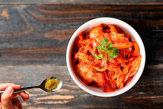 Un piatto di kimchi e un campione di nanoplastiche - Canva